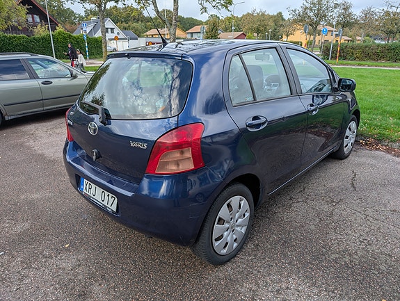 Toyota Yaris 2 of 8