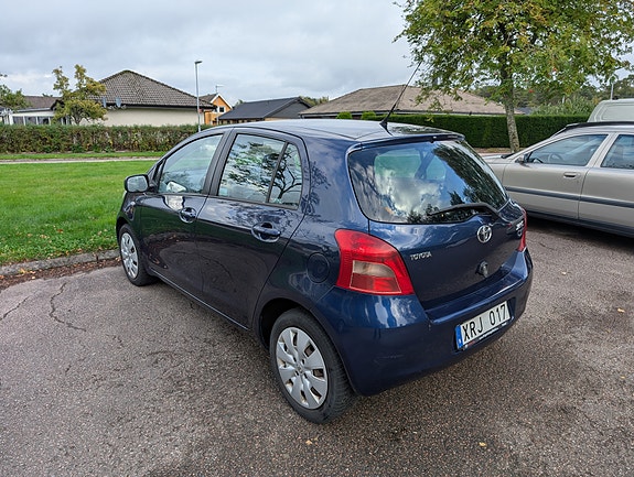 Toyota Yaris 5 of 8