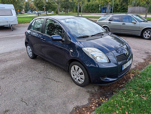 Toyota Yaris 3 of 8