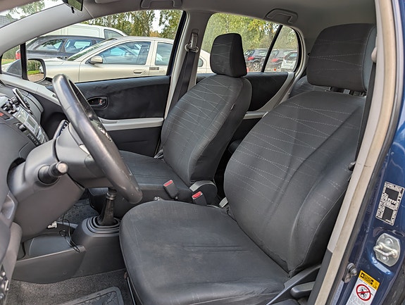 Toyota Yaris 6 of 8