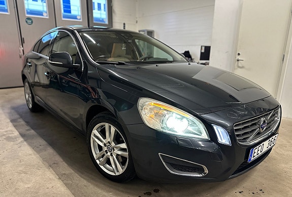 Volvo S60 2 of 5