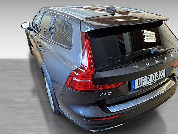 Volvo V60 Cross Country 6 of 12