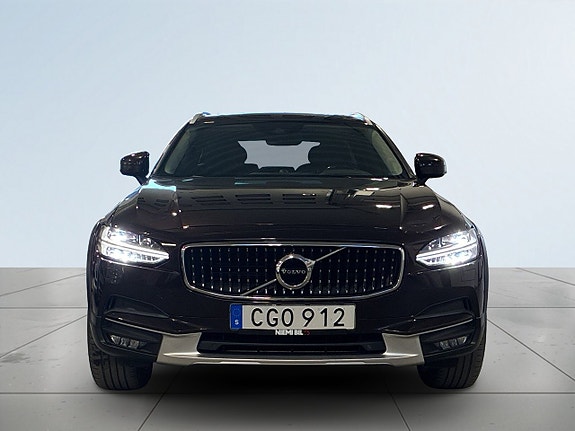 Volvo V90 Cross Country 2 of 5