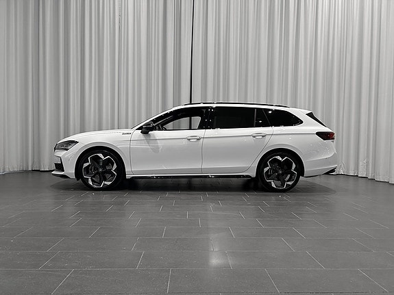 Skoda Superb 2 of 5