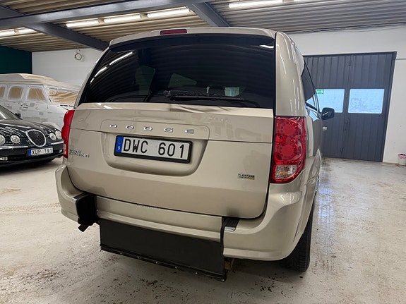 Dodge Grand Caravan 3 of 14