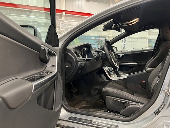 Volvo V60 11 of 30
