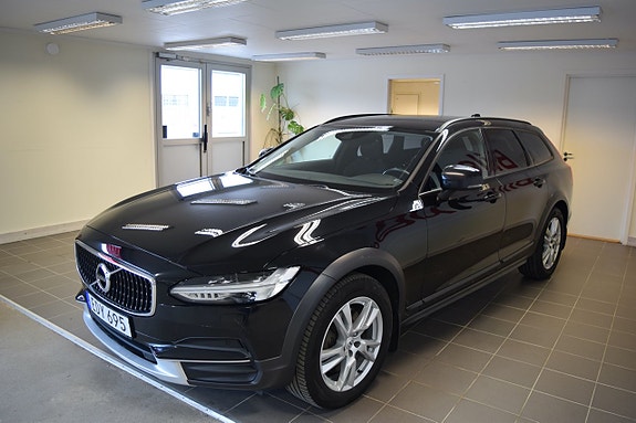 Volvo V90 Cross Country 2 of 5