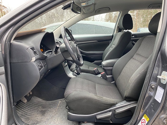 Toyota Avensis 2 of 5