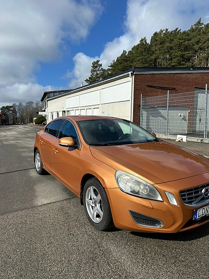 Volvo S60 2 of 5