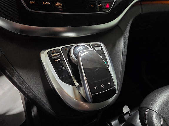 Mercedes-Benz V220 11 of 14
