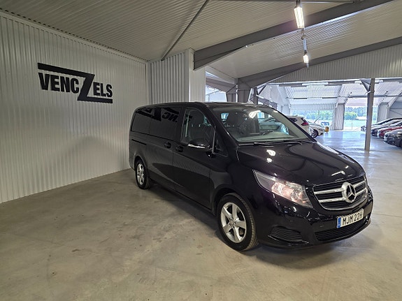 Mercedes-Benz V220 2 of 5