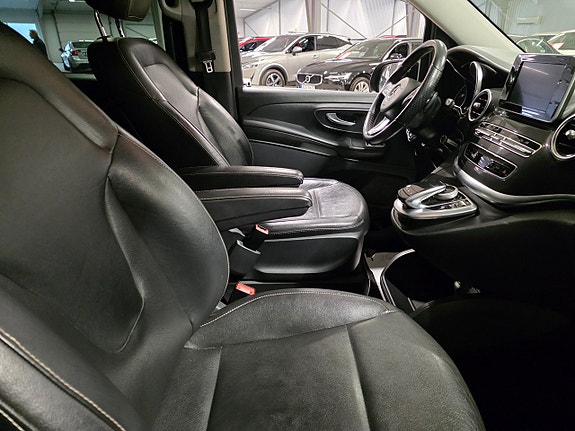 Mercedes-Benz V220 7 of 14