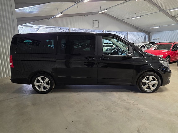Mercedes-Benz V220 3 of 5