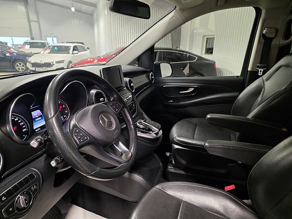 Mercedes-Benz V220 6 of 14