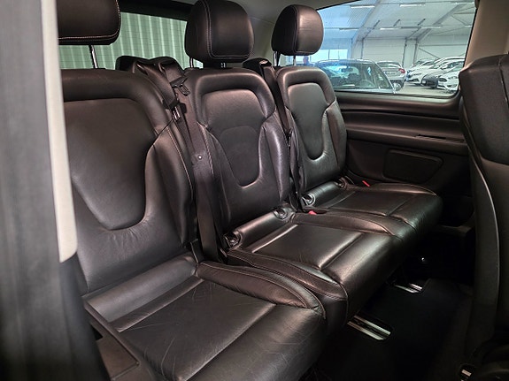 Mercedes-Benz V220 9 of 14