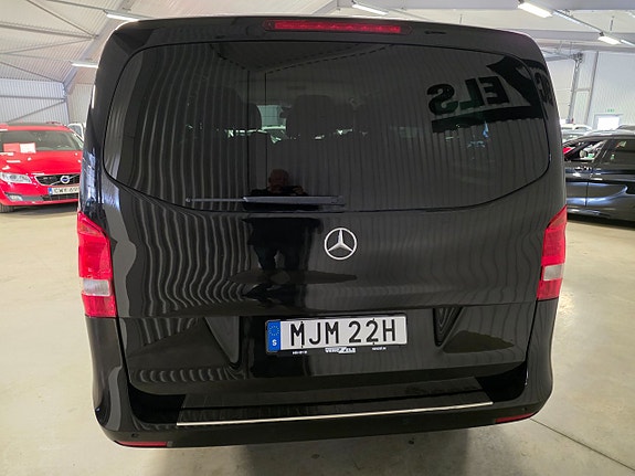 Mercedes-Benz V220 4 of 5