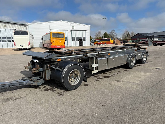 LASTVÄXLARSLÄP 3 AXLAD ISTRAIL MED TIPP