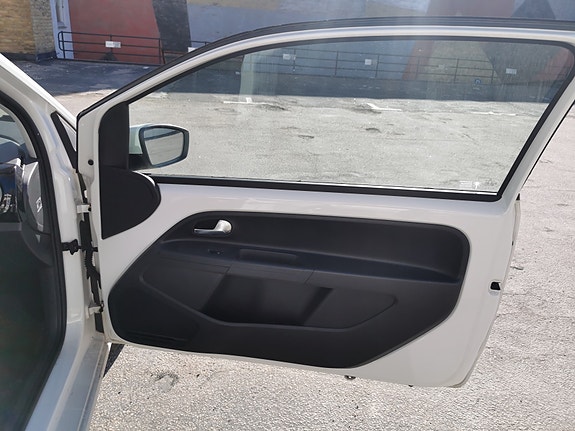 Volkswagen UP! 3 of 5