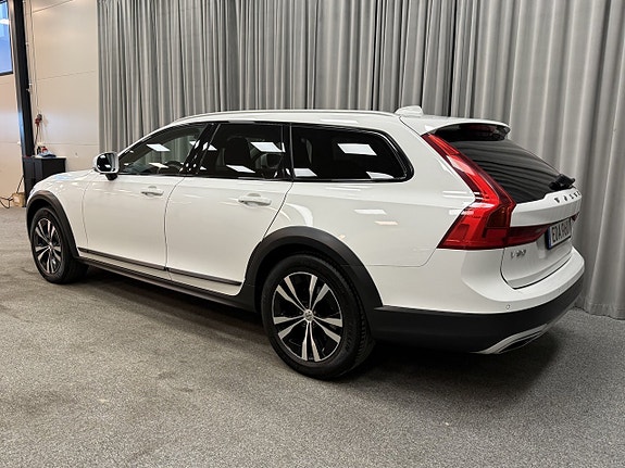 Volvo V90 Cross Country 3 of 5