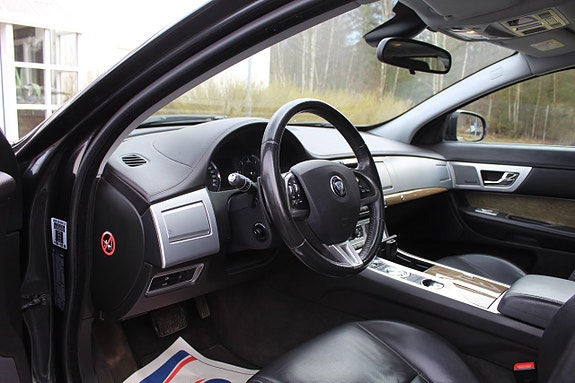 Jaguar XF 4 of 12