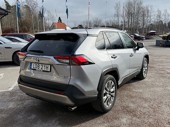 Toyota RAV4 4 of 5