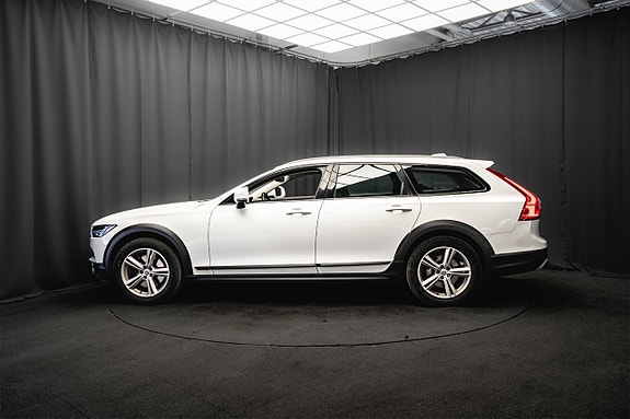 Volvo V90 Cross Country 9 of 30