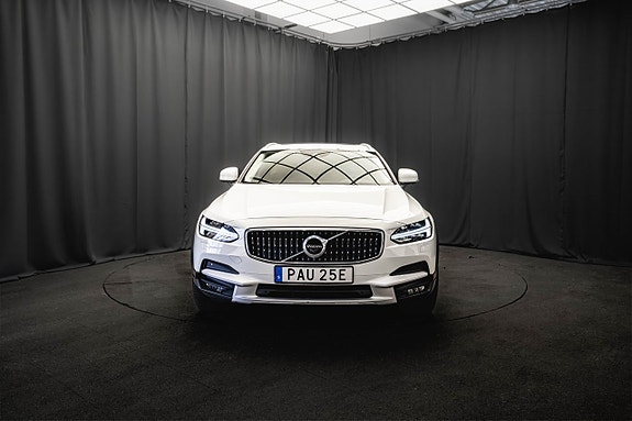 Volvo V90 Cross Country 3 of 5