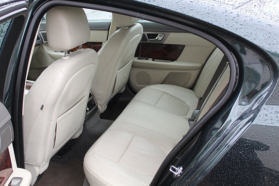 Jaguar XF 6 of 8