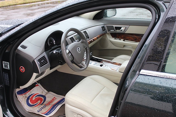 Jaguar XF 2 of 8