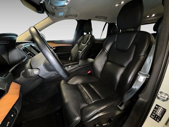 Volvo XC90 10 of 20