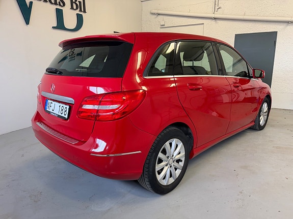 Mercedes-Benz B180 4 of 5