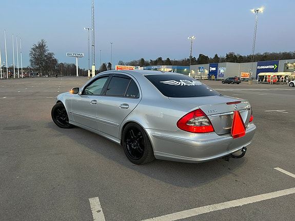 Mercedes-Benz E320 4 of 5