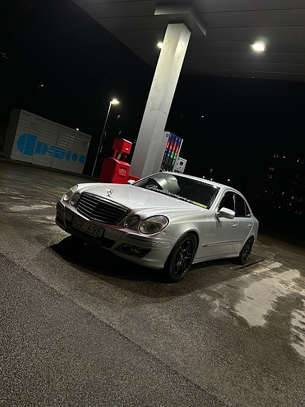 Mercedes-Benz E320 3 of 5