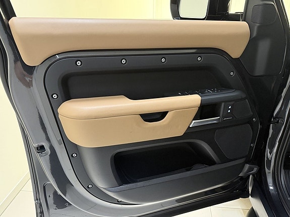 Land Rover Defender 110 14 of 27