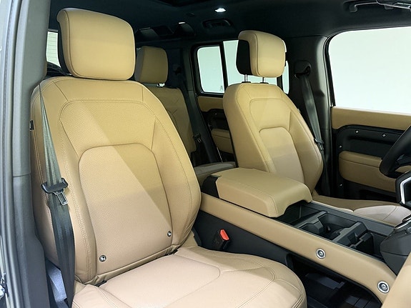 Land Rover Defender 110 21 of 27