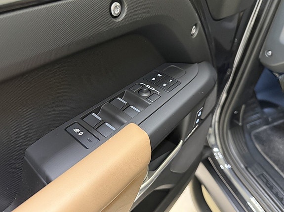 Land Rover Defender 110 15 of 27