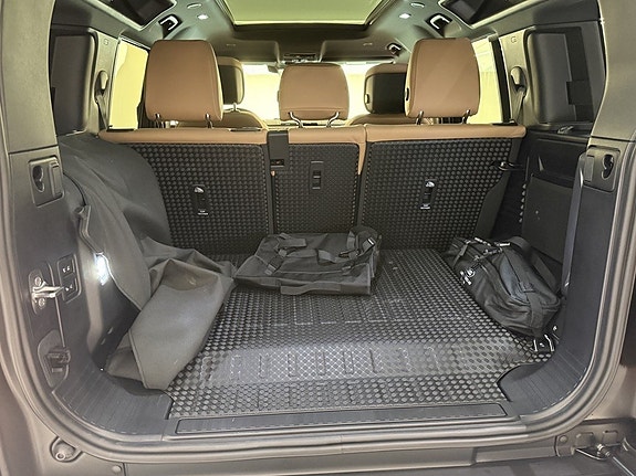 Land Rover Defender 110 26 of 27