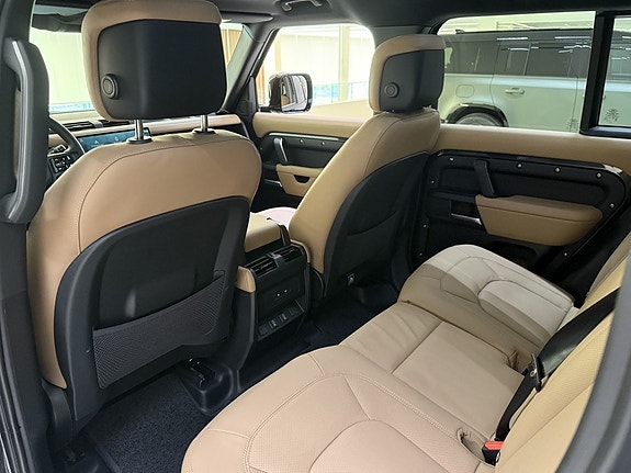 Land Rover Defender 110 23 of 27
