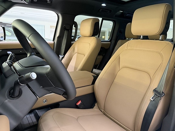 Land Rover Defender 110 12 of 27