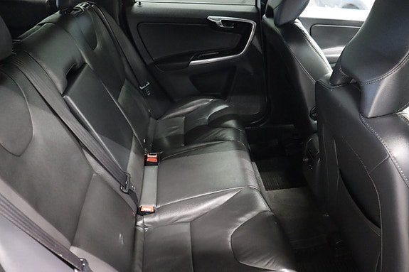 Volvo XC60 12 of 23