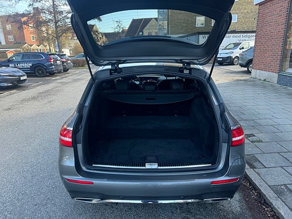 Mercedes-Benz E300 de 6 of 13