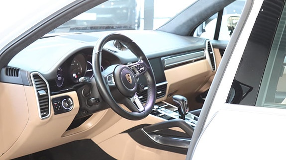 Porsche Cayenne 3 of 5