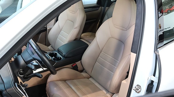 Porsche Cayenne Turbo 6 of 13