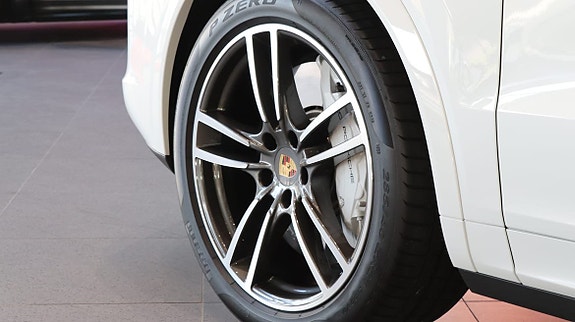 Porsche Cayenne Turbo 9 of 13