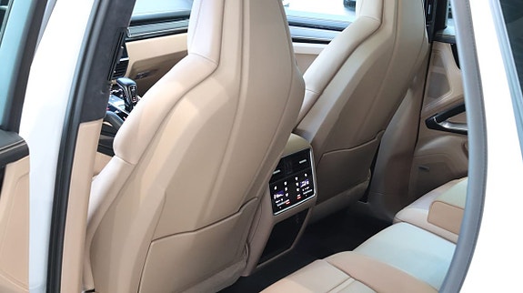 Porsche Cayenne Turbo 7 of 13