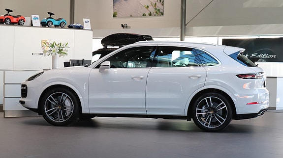 Porsche Cayenne Turbo 11 of 13