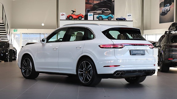 Porsche Cayenne 2 of 5