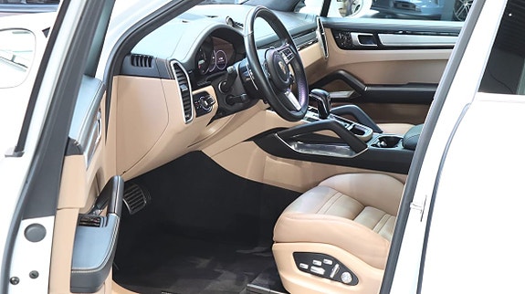 Porsche Cayenne 4 of 5