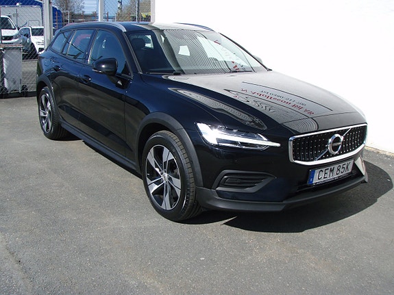 Volvo V60 Cross Country 2 of 5