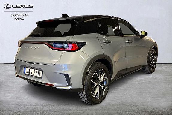 Lexus LBX 4 of 5